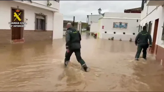 La Guardia Civil desaloja a 50 personas en Lora del Río, Sevilla La Guardia Civil desaloja a 50 personas en Lora del Río, Sevilla