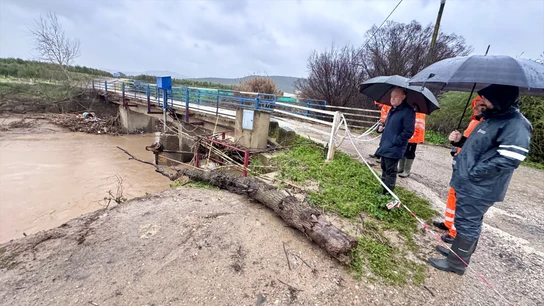 El alcalde de Antequera, Manuel Barón, y el responsable de Seguridad, Antonio García, visitan Bobadilla para ver de primera mano la evolución del temporal. El alcalde de Antequera, Manuel Barón, y el responsable de Seguridad, Antonio García, visitan Bobadilla para ver de primera mano la evolución del temporal.