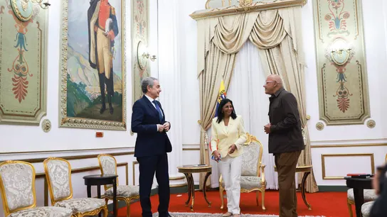 Delcy Rodríguez hablando junto al expresidente del Gobierno español, José Luis Rodríguez Zapatero, y el presidente de la Asamblea Nacional de Venezuela, Jorge Rodríguez. Delcy Rodríguez hablando junto al expresidente del Gobierno español, José Luis Rodríguez Zapatero, y el presidente de la Asamblea Nacional de Venezuela, Jorge Rodríguez.