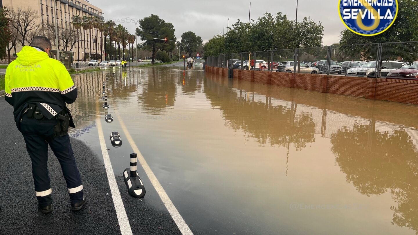 Cortado el tráfico en la avenida Alcalde Luis Uruñuela sentido avenida de las Ciencias por acumulación de agua.