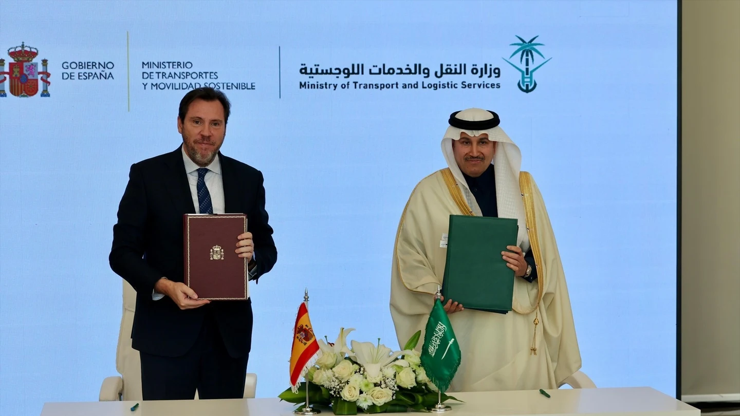 El ministro de Transportes y Movilidad Sostenible, Óscar Puente, tras reunirse con el ministro saudí de Transportes y Servicios Logísticos, Saleh bin Nasser Al-Jasser, en Riad. El ministro de Transportes y Movilidad Sostenible, Óscar Puente, tras reunirse con el ministro saudí de Transportes y Servicios Logísticos, Saleh bin Nasser Al-Jasser, en Riad.