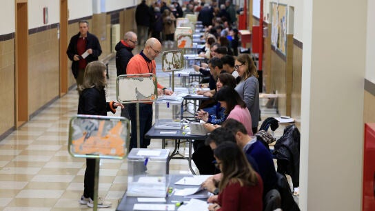 Un colegio electoral de Zaragoza, en jornada de elecciones auton&oacute;micas 