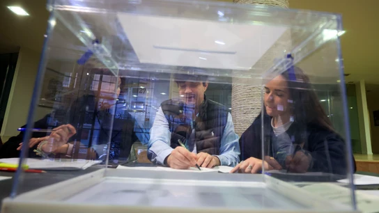 Los miembros de una mesa electoral, tras una urna en un colegio electoral de Zaragoza Los miembros de una mesa electoral, tras una urna en un colegio electoral de Zaragoza