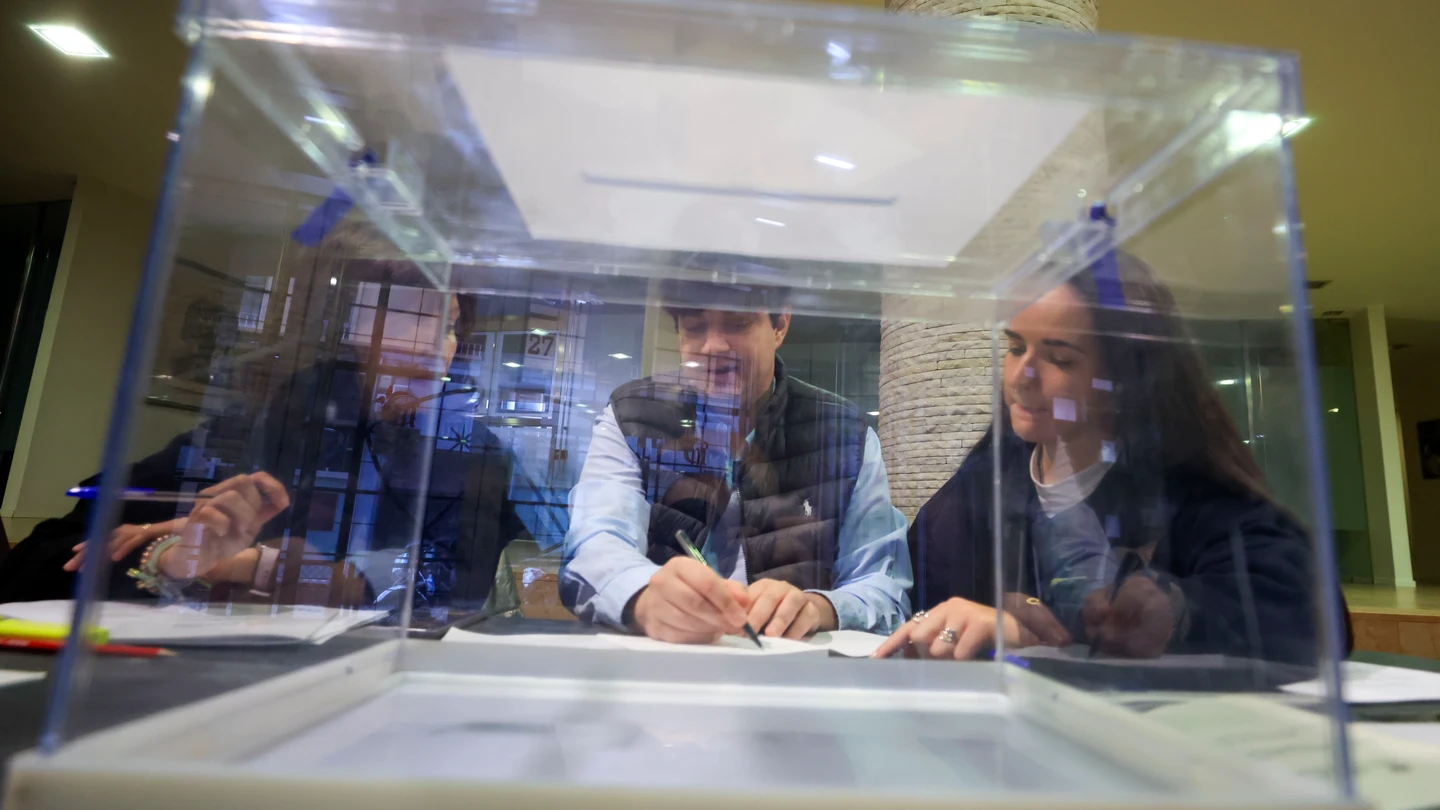 Los miembros de una mesa electoral, tras una urna en un colegio electoral de Zaragoza Los miembros de una mesa electoral, tras una urna en un colegio electoral de Zaragoza