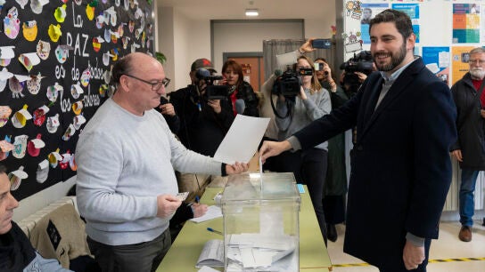 El candidato de Vox a la Presidencia del Gobierno de Arag&oacute;n, Alejandro Nolasco, ejerce su derecho al voto en el colegio Pierre Vedel de Teruel, este domingo.