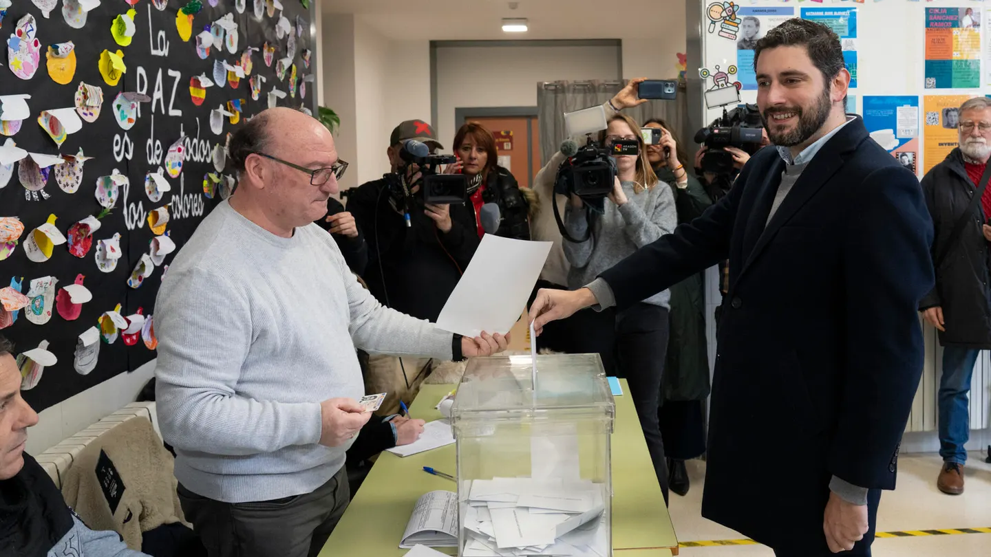 El candidato de Vox a la Presidencia del Gobierno de Aragón, Alejandro Nolasco, ejerce su derecho al voto en el colegio Pierre Vedel de Teruel, este domingo. El candidato de Vox a la Presidencia del Gobierno de Aragón, Alejandro Nolasco, ejerce su derecho al voto en el colegio Pierre Vedel de Teruel, este domingo.
