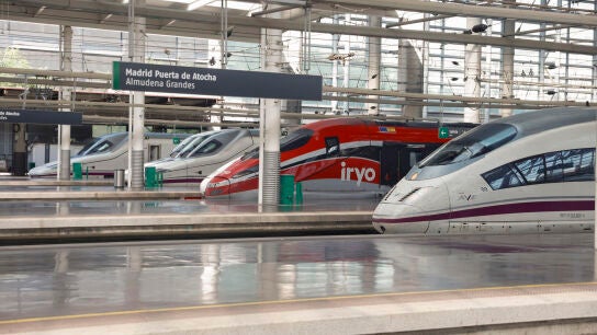 Imagen de archivo de trenes estacionados en la estaci&oacute;n de Atocha, en Madrid