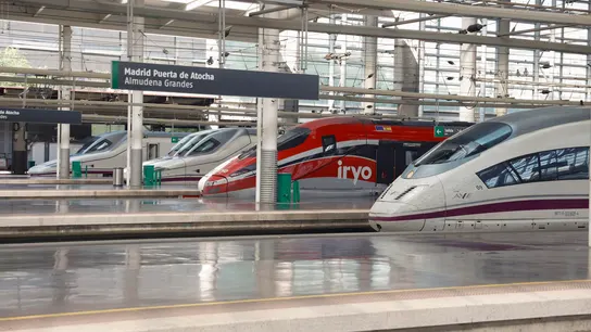 Imagen de archivo de trenes estacionados en la estación de Atocha, en Madrid Imagen de archivo de trenes estacionados en la estación de Atocha, en Madrid