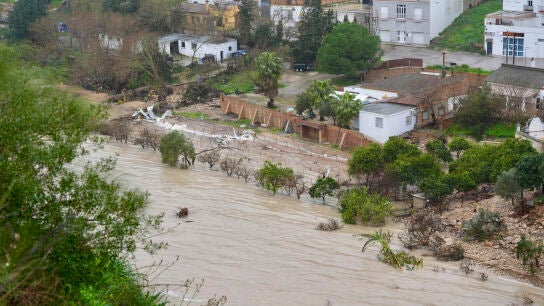 Vista del r&iacute;o Guadalete a su paso por Arcos de la Frontera, y al que la presa est&aacute; desembalsado agua.