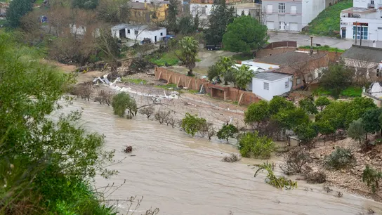 Vista del río Guadalete a su paso por Arcos de la Frontera, y al que la presa está desembalsado agua. Vista del río Guadalete a su paso por Arcos de la Frontera, y al que la presa está desembalsado agua.