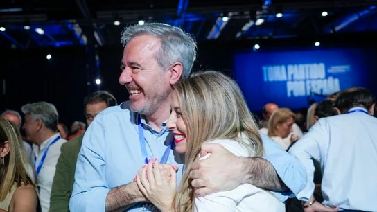 Jorge Azcón y María Guardiola se abrazan en una imagen de archivo Jorge Azcón y María Guardiola se abrazan en una imagen de archivo