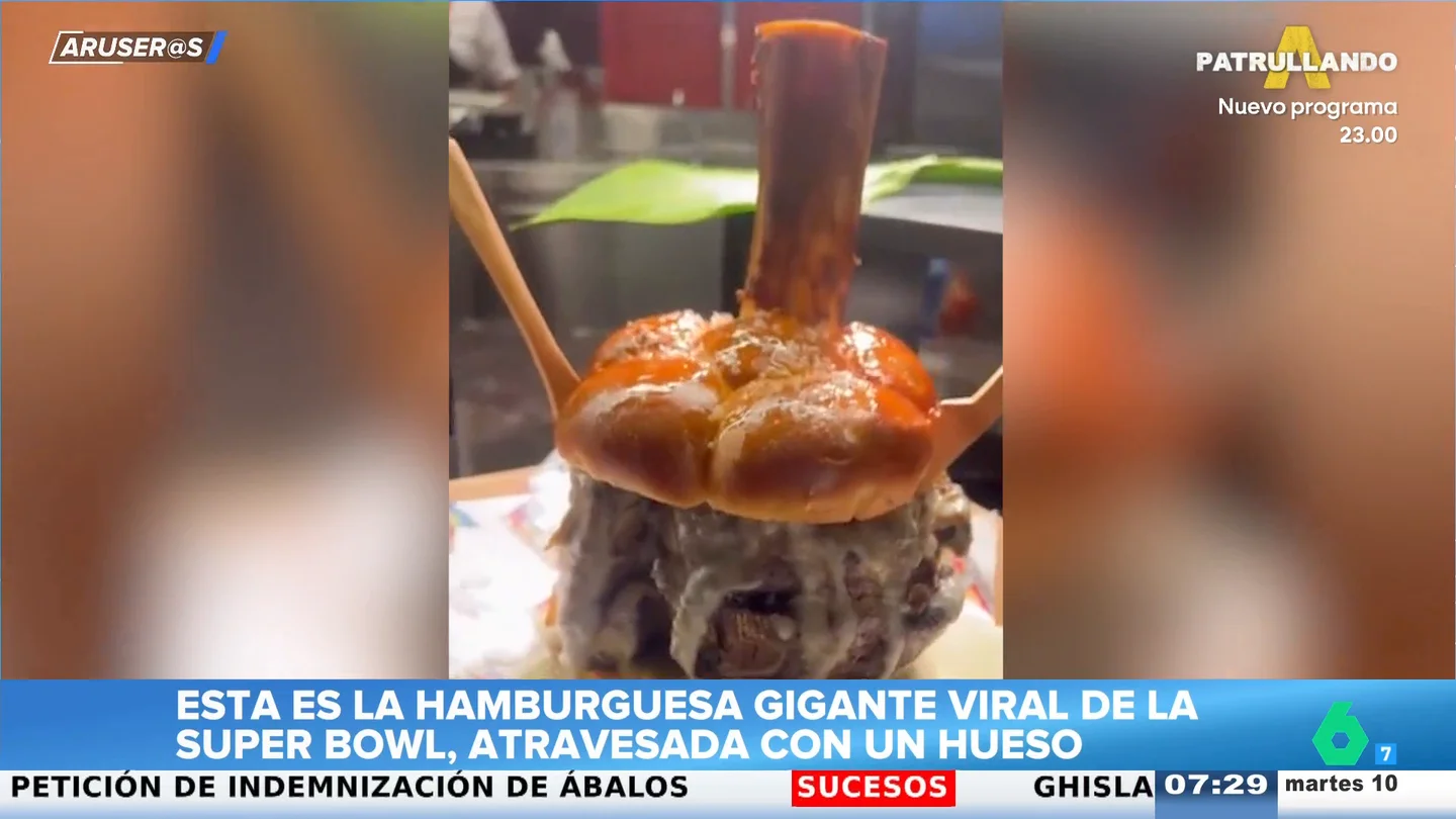Esta es la hamburguesa de la Super Bowl, la más viral del mundo: cuesta 166 euros y es gigantesca Esta es la hamburguesa de la Super Bowl, la más viral del mundo: cuesta 166 euros y es gigantesca