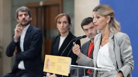 El ministro de Cultura, Ernest Urtasun; la ministra de Sanidad, Mónica García; el ministro de Derechos Sociales, Consumo y Agenda 2030, Pablo Bustinduy, y la vicepresidenta segunda y mnistra de Trabajo y Economía Social, Yolanda Díaz, durante un rueda de prensa, en el Ministerio de Trabajo y Economía Social. El ministro de Cultura, Ernest Urtasun; la ministra de Sanidad, Mónica García; el ministro de Derechos Sociales, Consumo y Agenda 2030, Pablo Bustinduy, y la vicepresidenta segunda y mnistra de Trabajo y Economía Social, Yolanda Díaz, durante un rueda de prensa, en el Ministerio de Trabajo y Economía Social.