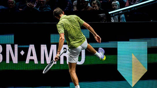 "&iquest;Por qu&eacute; sufres as&iacute;?": Medvedev, protagonista de otra escena dantesca en el ATP 500 de R&oacute;terdam