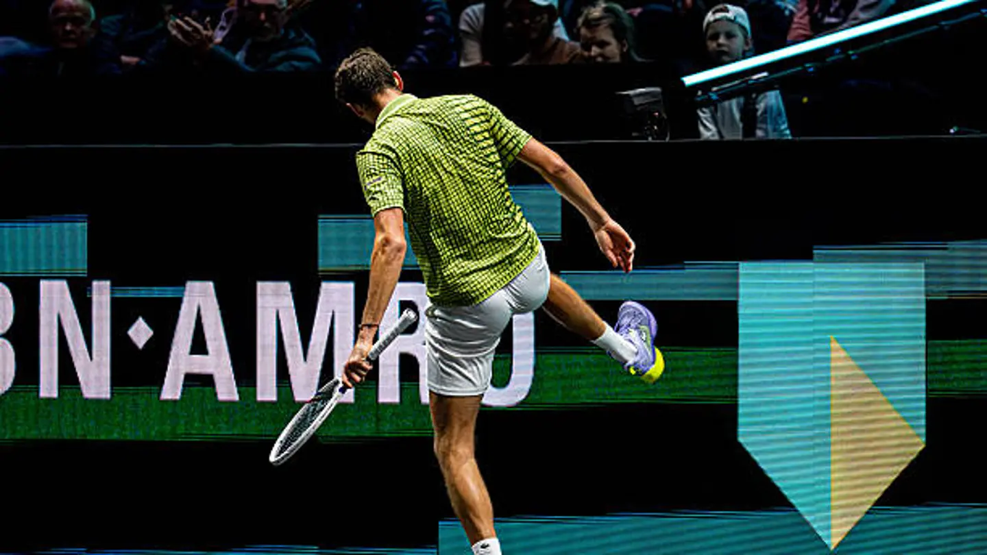 "¿Por qué sufres así?": Medvedev, protagonista de otra escena dantesca en el ATP 500 de Róterdam "¿Por qué sufres así?": Medvedev, protagonista de otra escena dantesca en el ATP 500 de Róterdam