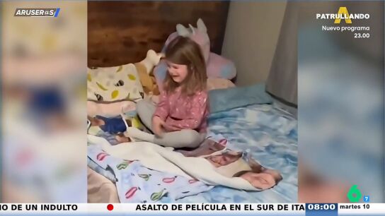 El disgusto viral de una ni&ntilde;a cuando su pap&aacute; se afeita y lo ve sin barba por primera vez