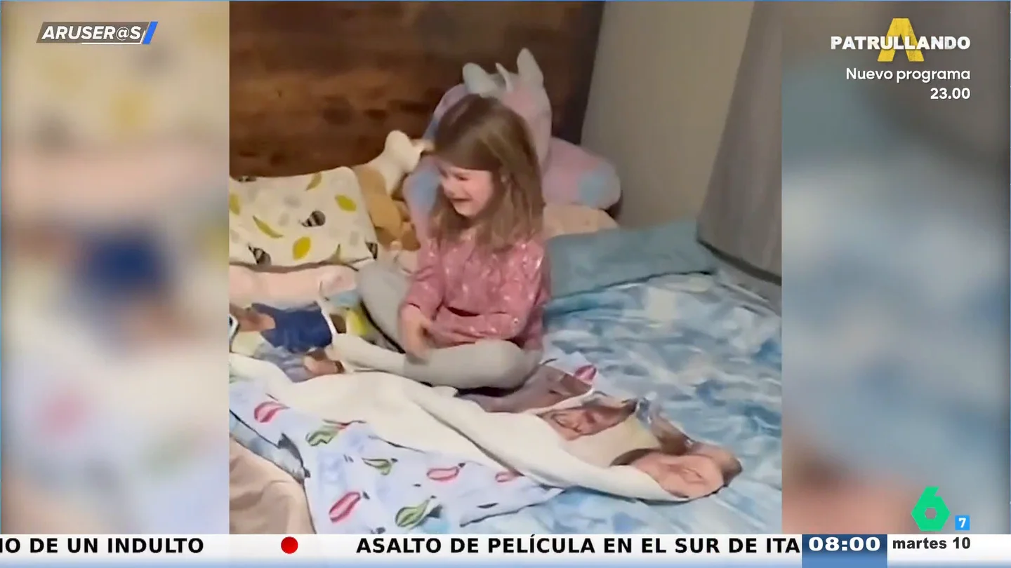El disgusto viral de una niña cuando su papá se afeita y lo ve sin barba por primera vez El disgusto viral de una niña cuando su papá se afeita y lo ve sin barba por primera vez