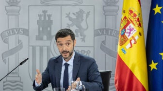 El ministro de Derechos Sociales, Consumo y Agenda 2030, Pablo Bustinduy, ofrece declaraciones a la prensa tras el Consejo de Ministros