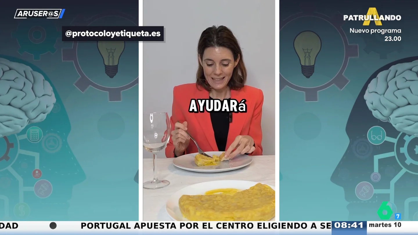Alfonso Arús, sobre cómo comer tortilla de patatas según una experta en protocolo: "Lo previsible" Alfonso Arús, sobre cómo comer tortilla de patatas según una experta en protocolo: "Lo previsible"
