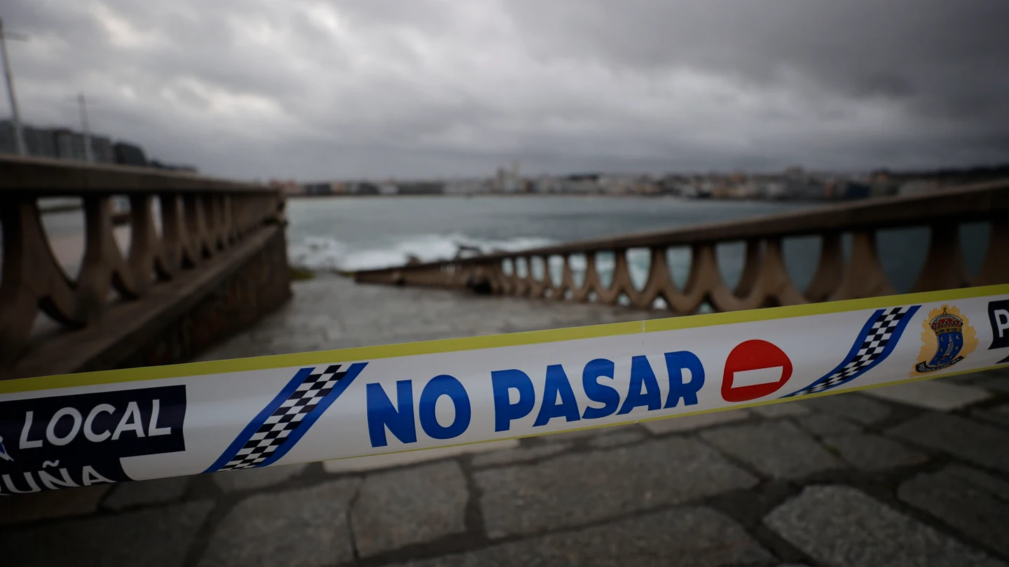 Accesos a los arenales de A Coruña cerrados por el temporal en el mar Accesos a los arenales de A Coruña cerrados por el temporal en el mar