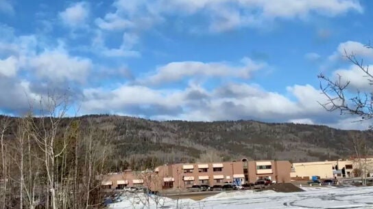 Veh&iacute;culos estacionados afuera de la Escuela Secundaria Tumbler Ridge, escenario de un tiroteo masivo