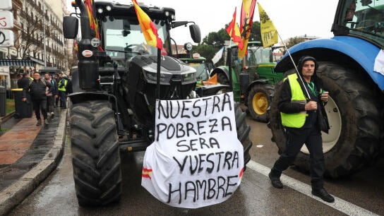 Marcha de cientos de tractores y agricultores por el centro de Madrid