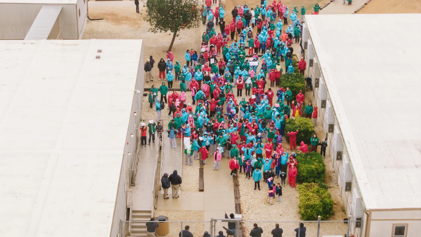 Detenidos en el centro de detención de migrantes en Dilley, Texas. Detenidos en el centro de detención de migrantes en Dilley, Texas.