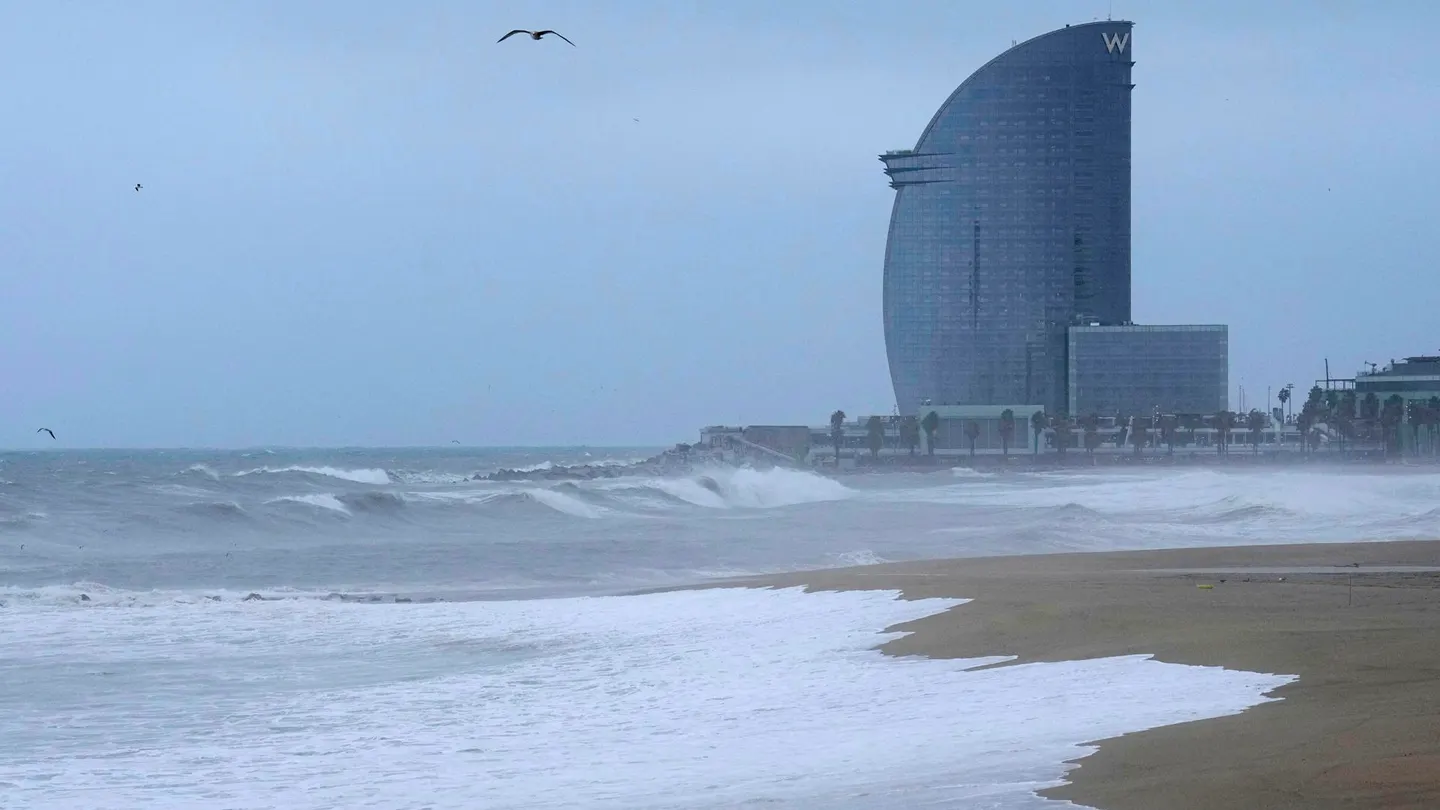 Imagen de archivo de la playa de la Barceloneta. Imagen de archivo de la playa de la Barceloneta.
