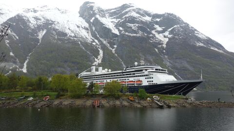Crucero en los fiordos noruegos en invierno