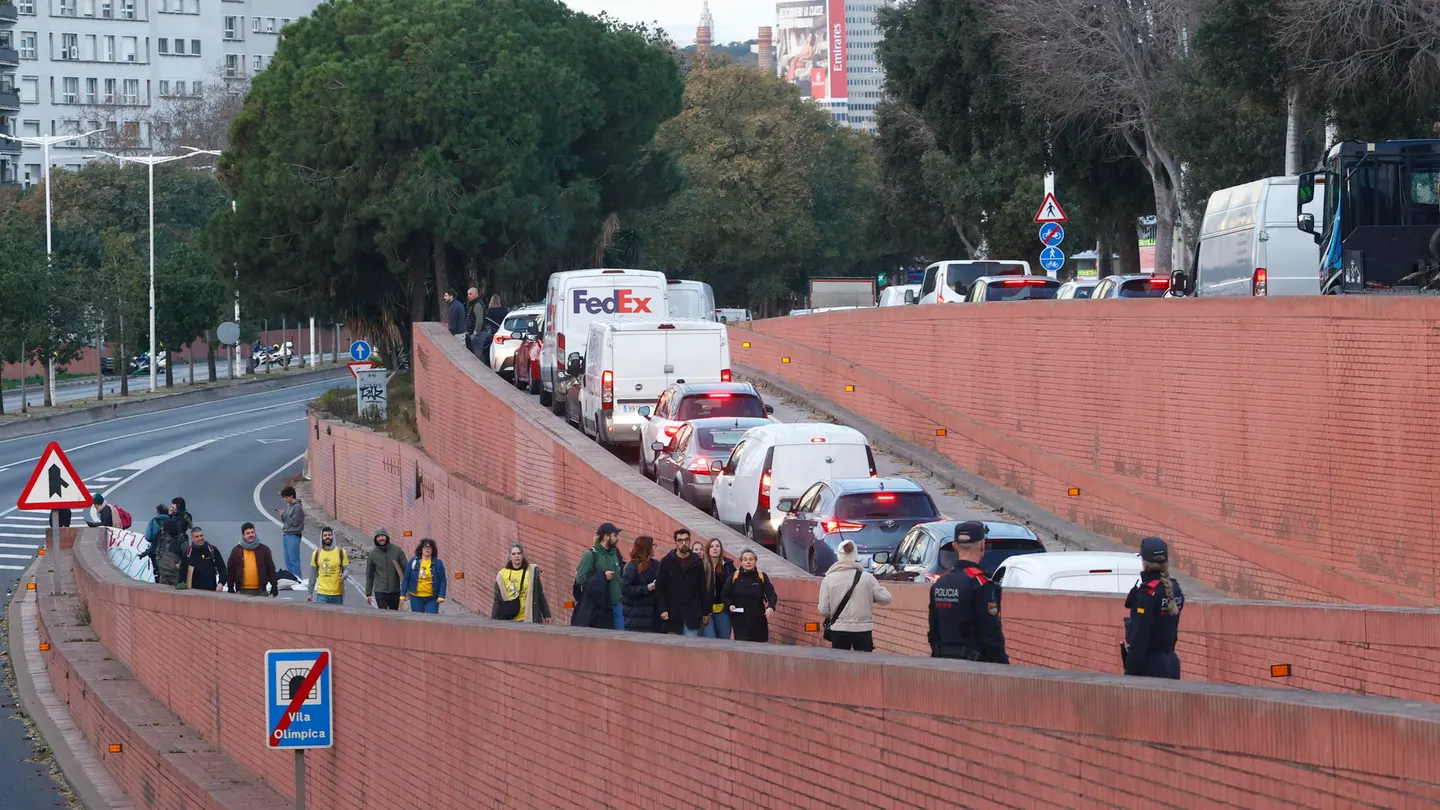 Un grupo de docentes en huelga han cortado la Ronda Litoral de Barcelona a primera hora de este miércoles Un grupo de docentes en huelga han cortado la Ronda Litoral de Barcelona a primera hora de este miércoles
