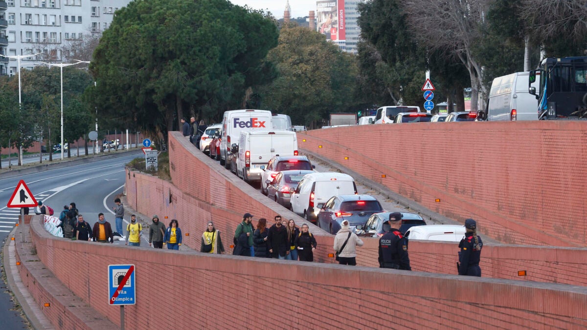 Varios grupos de docentes se manifiestan en Barcelona en una huelga que corta las principales vías de la ciudad y carreteras