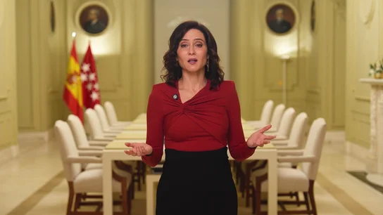 Ayuso entraga la medalla a EEUU Ayuso entraga la medalla a EEUU