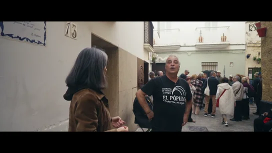 Los vecinos de El Pópulo de Cádiz, hartos de los turistas: "Nos expropian. No somos un barrio, somos un parque temático" Los vecinos de El Pópulo de Cádiz, hartos de los turistas: "Nos expropian. No somos un barrio, somos un parque temático"