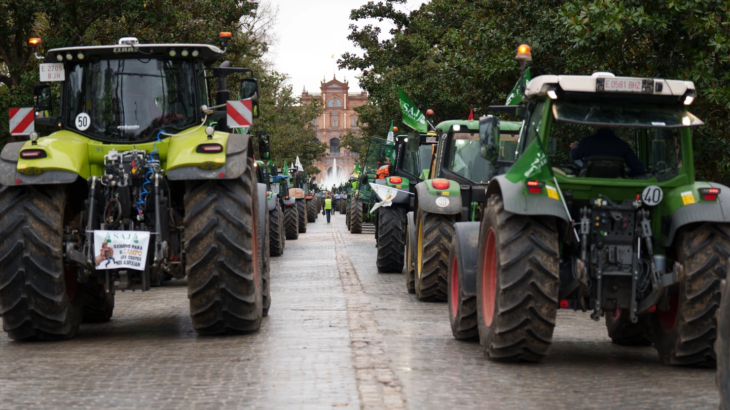 magen de la tractorada por las calles de Sevilla convocada en la jornada de hoy en rechazo al acuerdo UE-Mercosur. A 10 de febrero de 2026 en Sevilla, Andalucía (España). magen de la tractorada por las calles de Sevilla convocada en la jornada de hoy en rechazo al acuerdo UE-Mercosur. A 10 de febrero de 2026 en Sevilla, Andalucía (España).