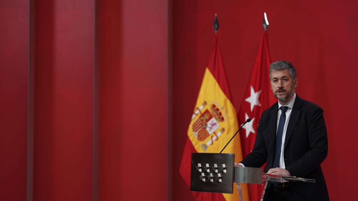 El Gobierno de Ayuso amenaza con llevar la ley contra la privatización de la sanidad a los tribunales y acusa a García de querer "exportar el caos"