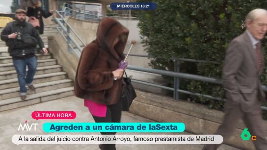 Antonio Arroyo se ha encarado con un fot&oacute;grafo mientras que su expareja, Rebeca Pacheco, le ha dado un paraguazo a uno de los c&aacute;maras de la cadena que estaba cubriendo la noticia. 