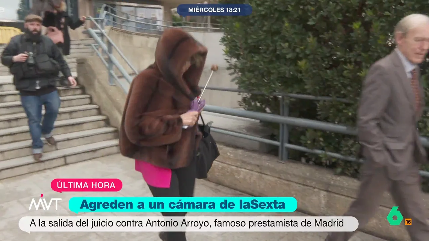 La expareja del "mayor usurero de España" agrede a un cámara de laSexta a las puertas de los juzgados de Plaza de Castilla Antonio Arroyo se ha encarado con un fotógrafo mientras que su expareja, Rebeca Pacheco, le ha dado un paraguazo a uno de los cámaras de la cadena que estaba cubriendo la noticia.