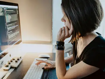 Mujer programando Mujer programando