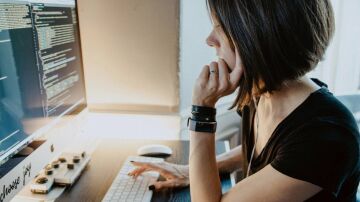 Mujer programando