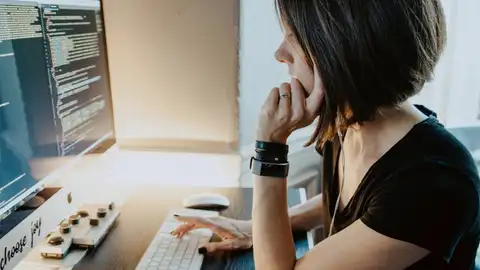 Mujer programando Mujer programando