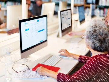 Personas mayores frente al ordenador