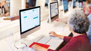 Personas mayores frente al ordenador