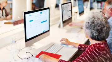 Personas mayores frente al ordenador Personas mayores frente al ordenador