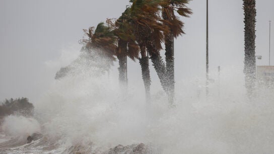 Vista de archivo de una playa de Catalu&ntilde;a con fuerte viento. 
