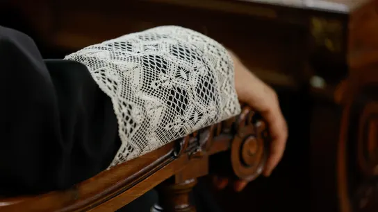 Imagen de archivo. Detalle de un vuelillo de la toga de un magistrado. Imagen de archivo. Detalle de un vuelillo de la toga de un magistrado.