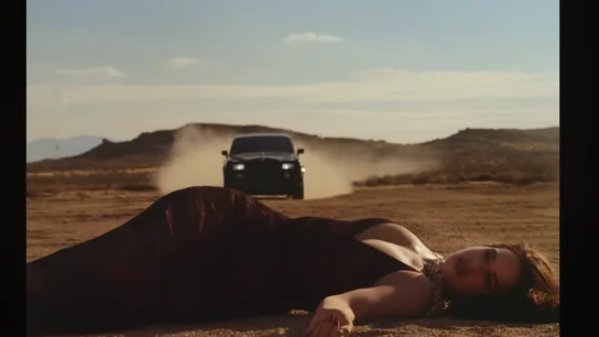 Rosalía publica el videoclip de 'Sauvignon Blanc': un coche en llamas y levitaciones en un desierto Rosalía publica el videoclip de 'Sauvignon Blanc': un coche en llamas y levitaciones en un desierto