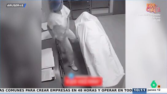El v&iacute;deo viral del gran susto de una joven al ver moverse un cad&aacute;ver en la morgue