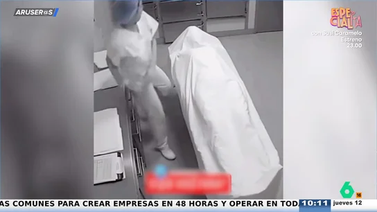 El vídeo viral del gran susto de una joven al ver moverse un cadáver en la morgue El vídeo viral del gran susto de una joven al ver moverse un cadáver en la morgue