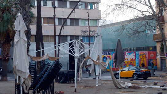 Vista de los destrozos en una terraza en el centro de Barcelona este jueves