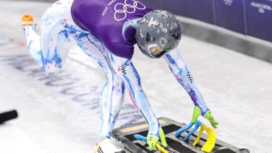 l ucraniano Vladyslav Heraskevych, con el casco en memoria de los atletas ucranianos que murieron en la guerra con Rusia.